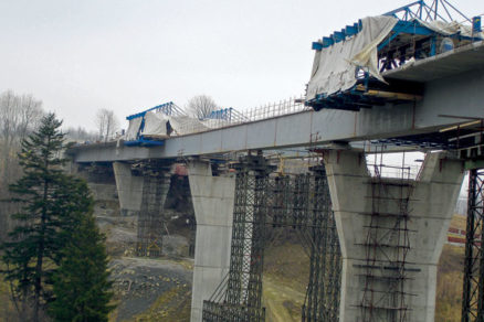 Vysúvanie a montáž oceľobetónovej konštrukcie mosta pri obci Skalité