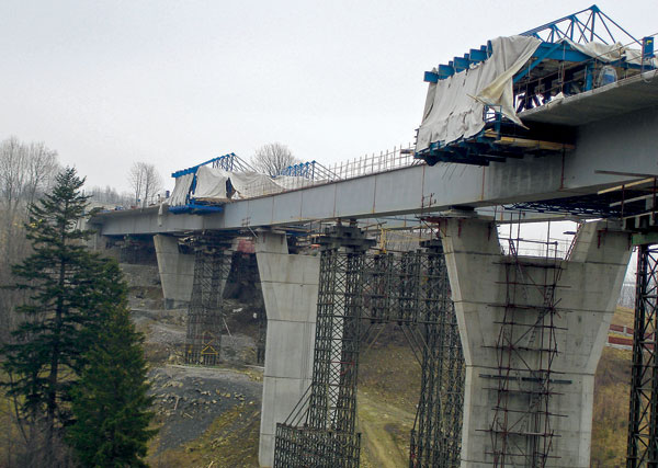 Vysúvanie a montáž oceľobetónovej konštrukcie mosta pri obci Skalité