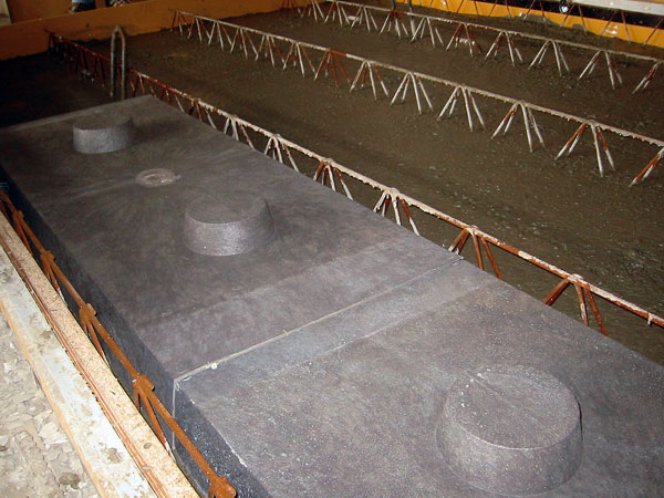 Železobetónový panel s inštalačnými vložkami z recyklovaného plastu